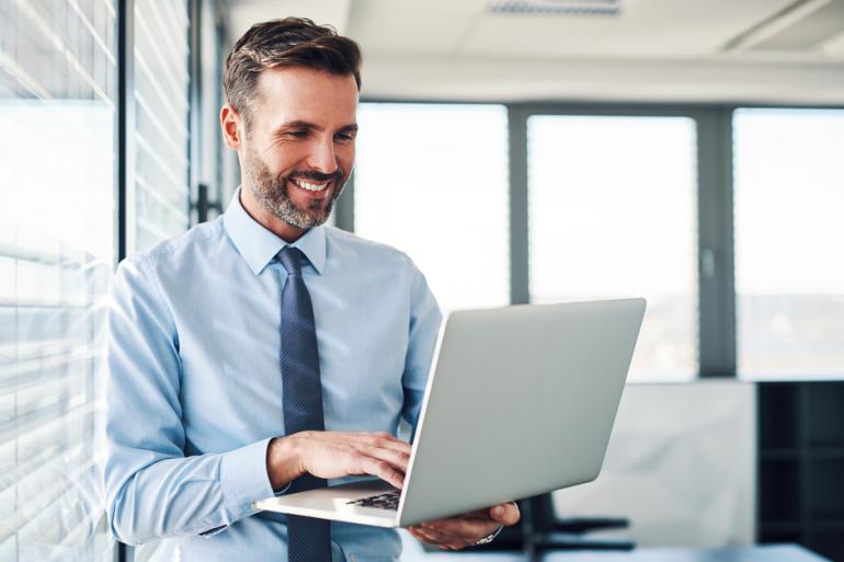 Hombre con un computador en la mano